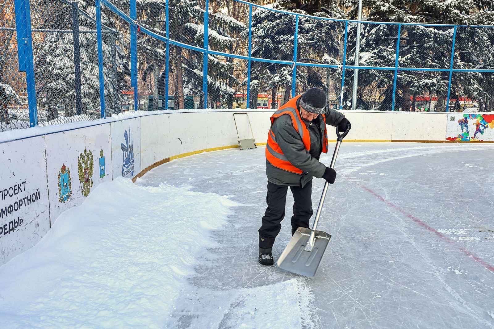 В городских парках ежедневно обновляют лед на катках