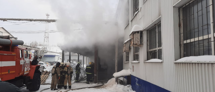 В Самаре эвакуировали 30 человек из-за пожара на фармацевтическом складе