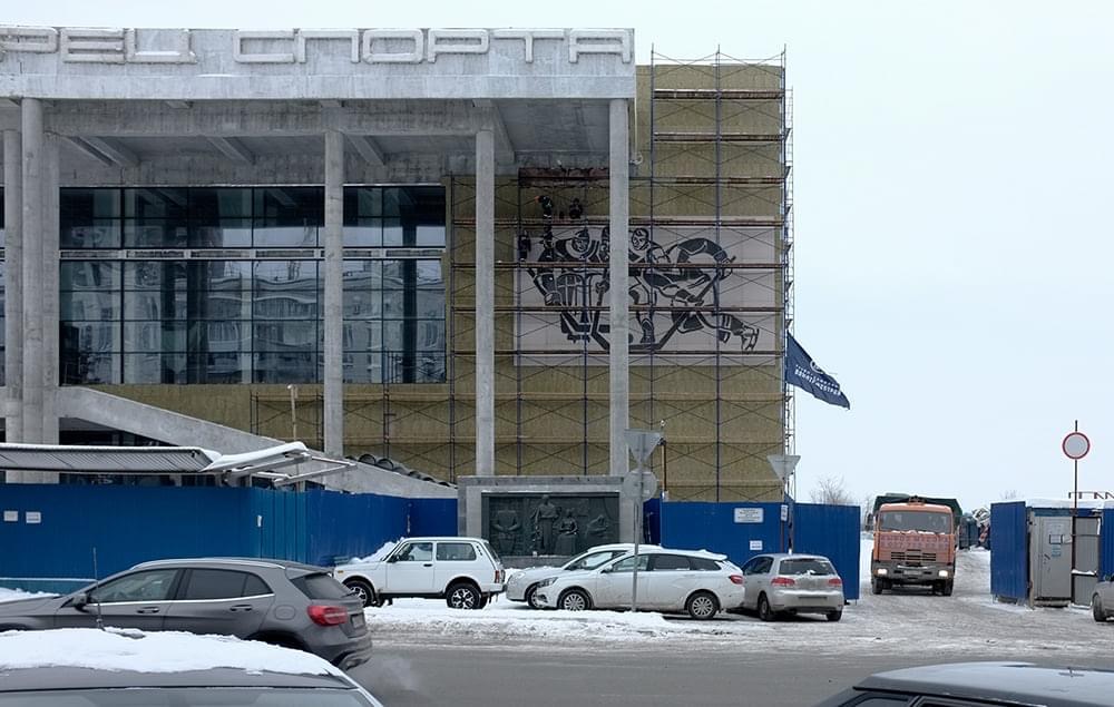 В Самаре на фасаде Дворца спорта восстановили панно с хоккеистами