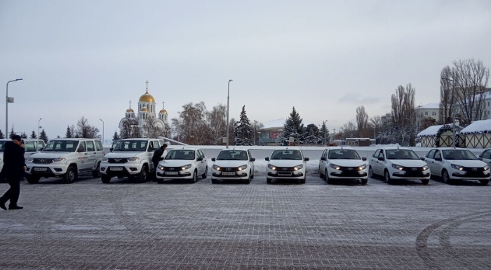 Медикам Самарской области передали 26 новых автомобилей