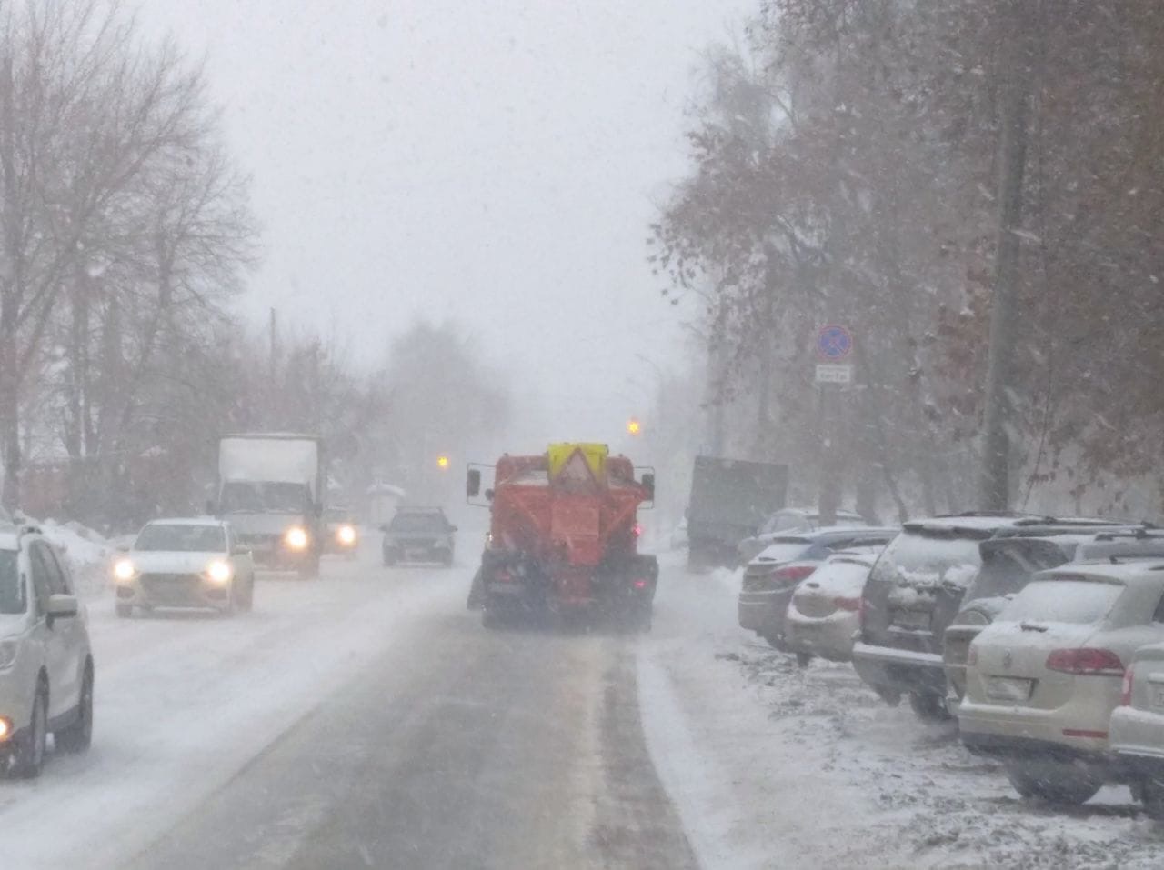 В городе продолжается расчистка дорог от снега
