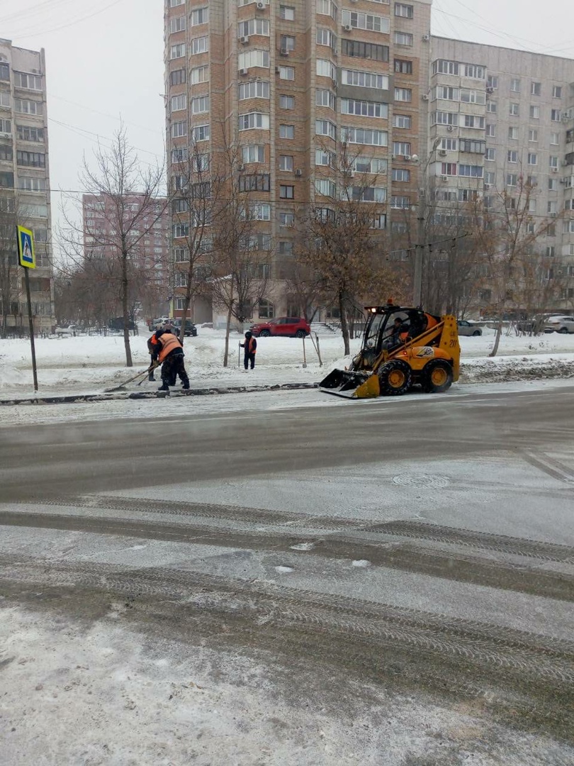 В городе продолжается расчистка дорог от снега