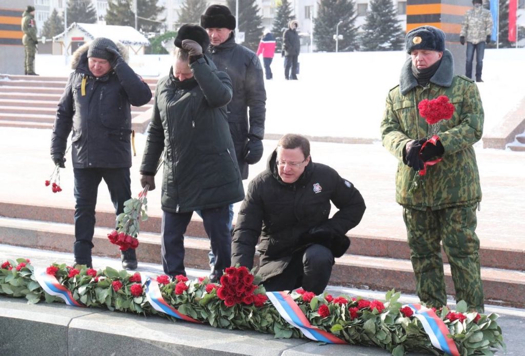 Губернатор Дмитрий Азаров и глава Самары Елена Лапушкина возложили цветы к Вечному огню