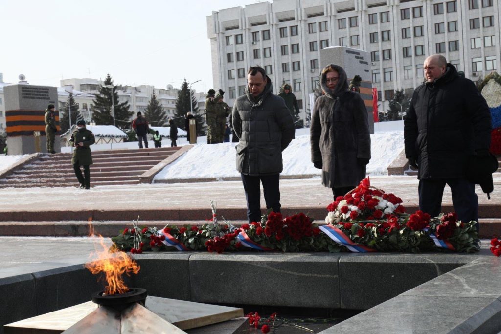 Губернатор Дмитрий Азаров и глава Самары Елена Лапушкина возложили цветы к Вечному огню