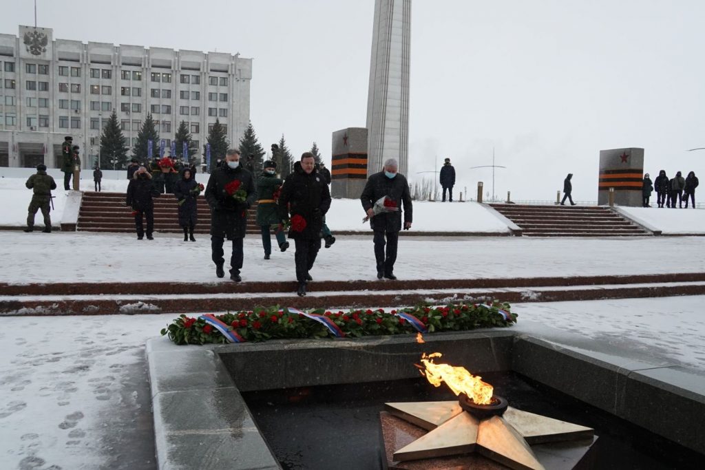 Губернатор почтил память погибших участников Сталинградской битвы