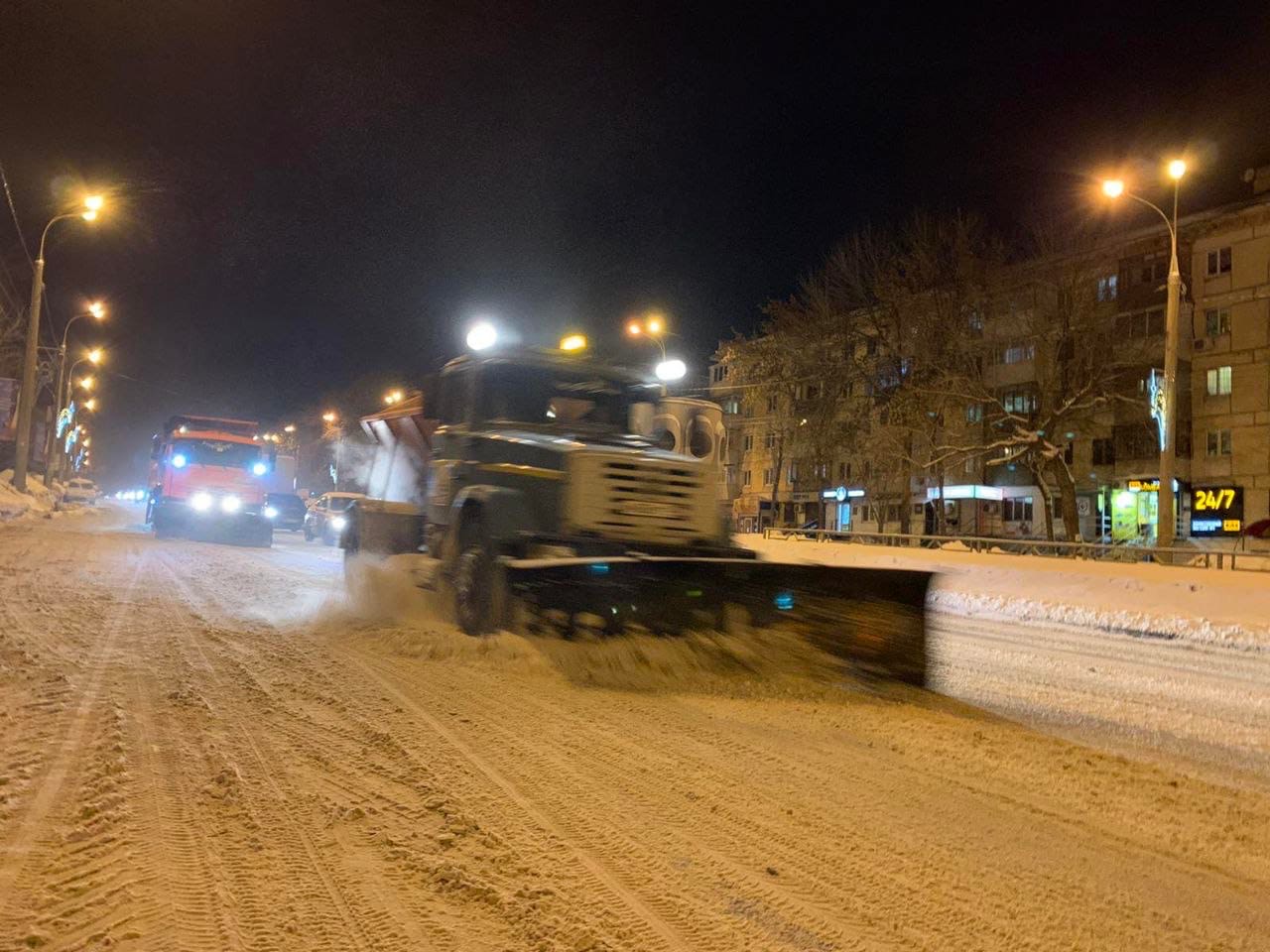 В ночную смену на улицы города выведут свыше 300 снегоуборочных машин