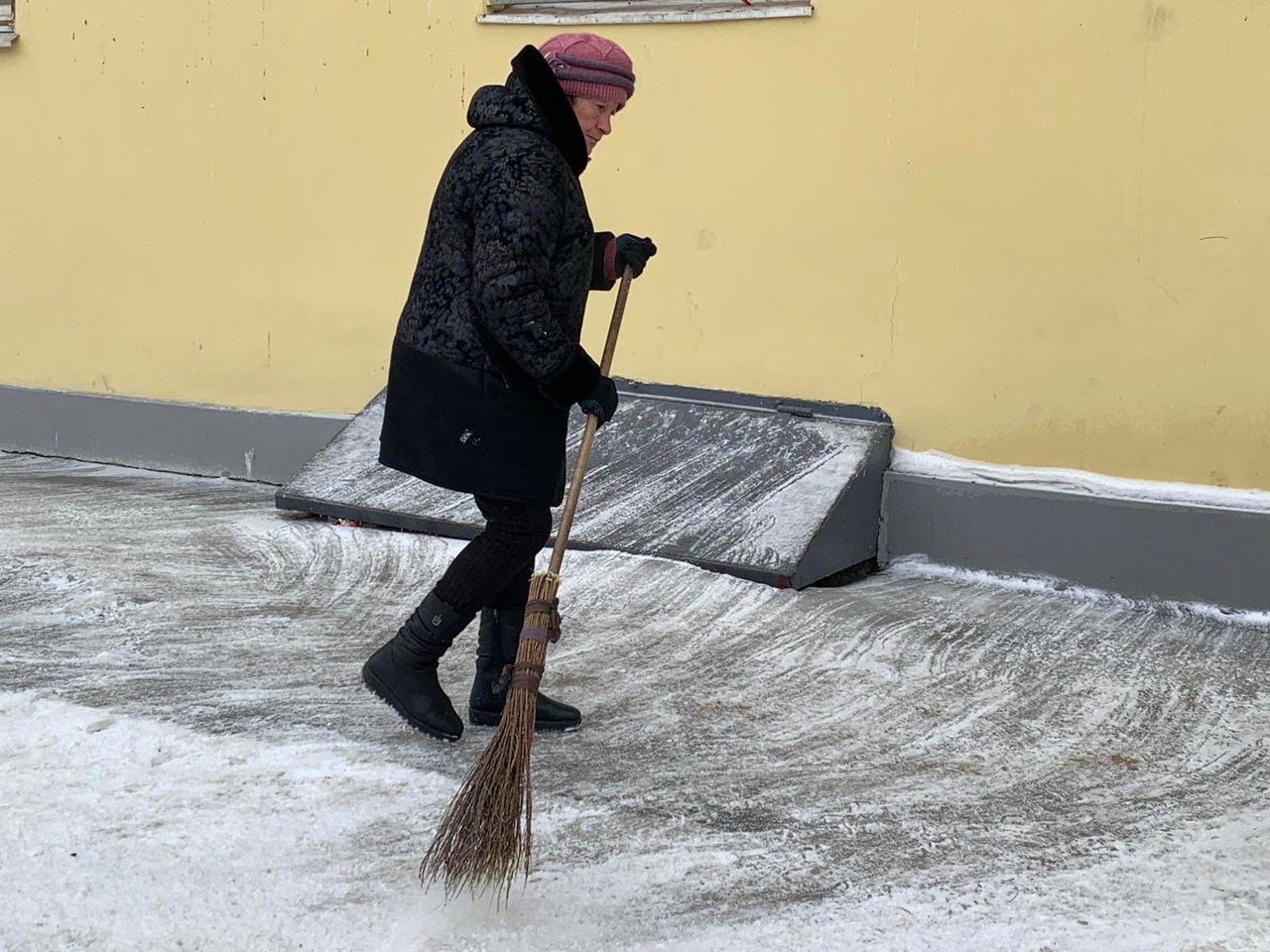 «Воскресник» в Самаре: в Кировском районе расчищают дворы, реконструированные по программе "Комфортная городская среда"