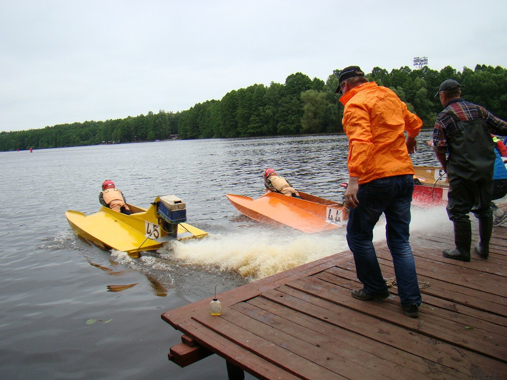 «Моя лодка разбилась на скорости более 100 километров в час»: экстремалы Петрухины о водно-моторном спорте