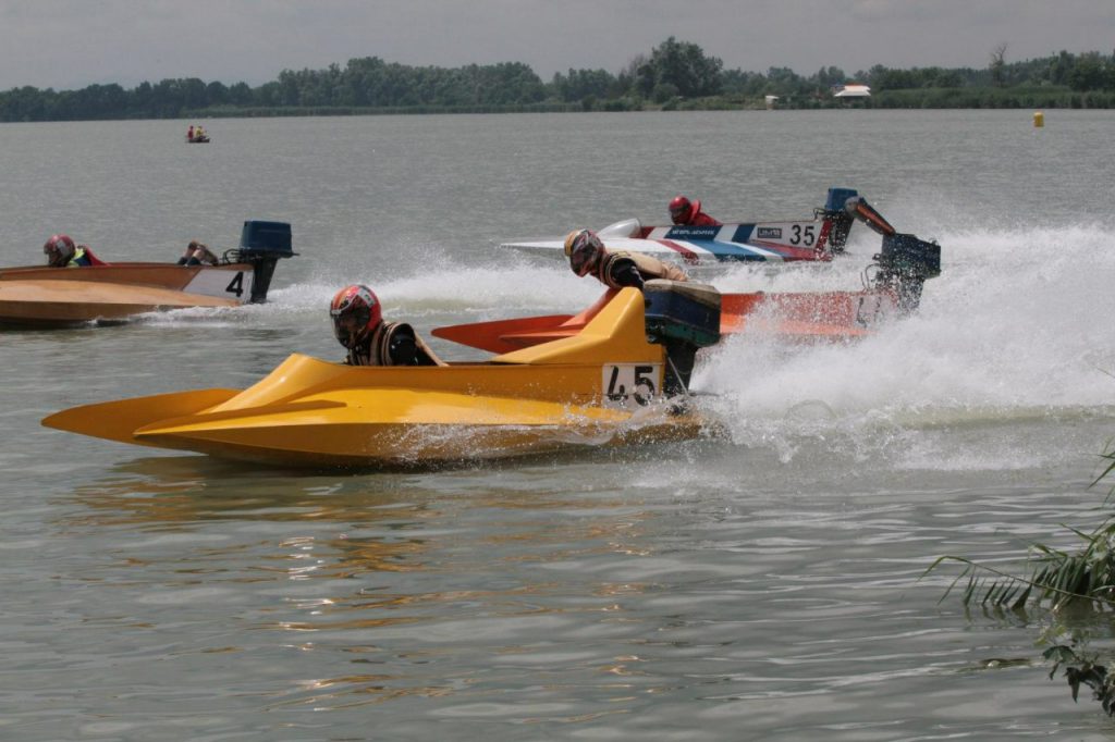 «Моя лодка разбилась на скорости более 100 километров в час»: экстремалы Петрухины о водно-моторном спорте