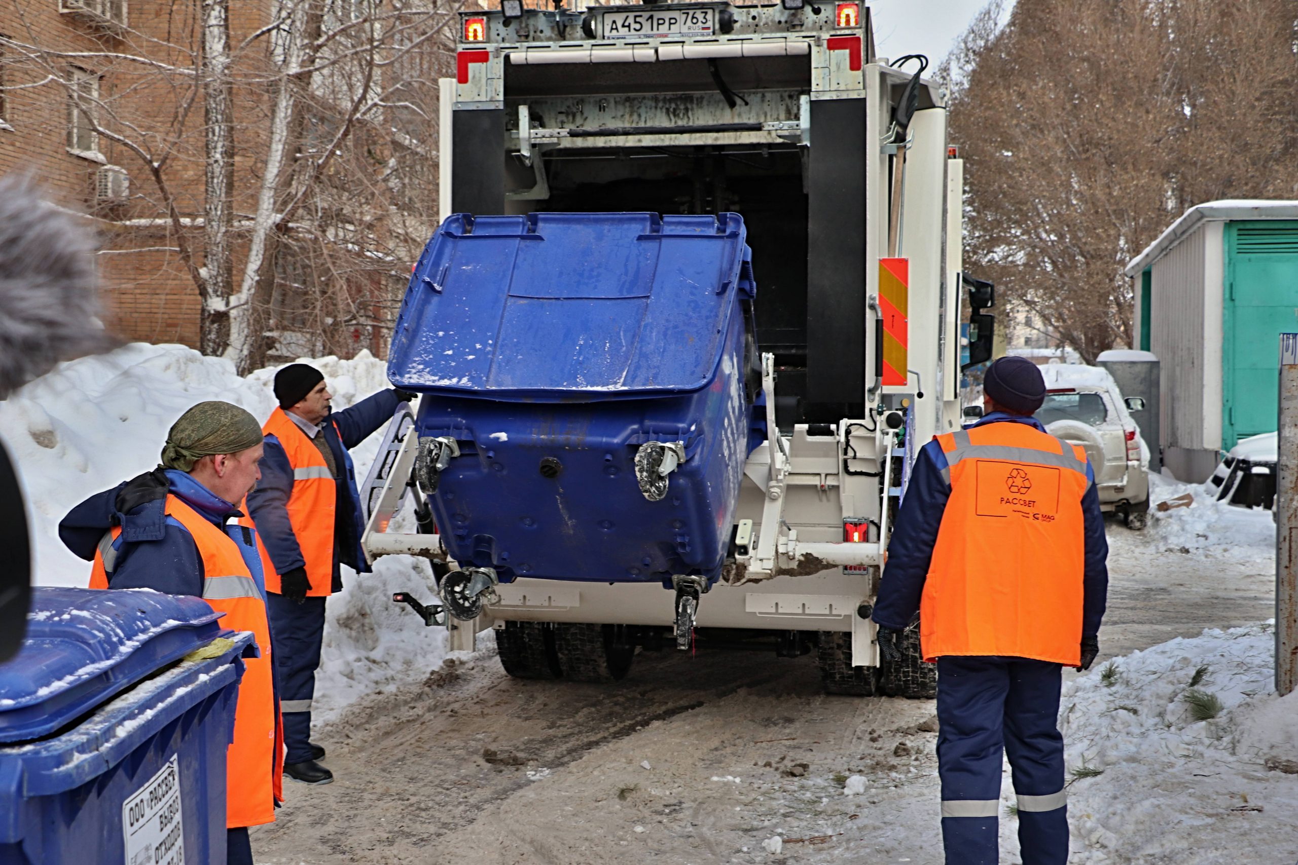 Дмитрий Азаров поручил учесть мнения общественников при изменении оплаты за вывоз мусора