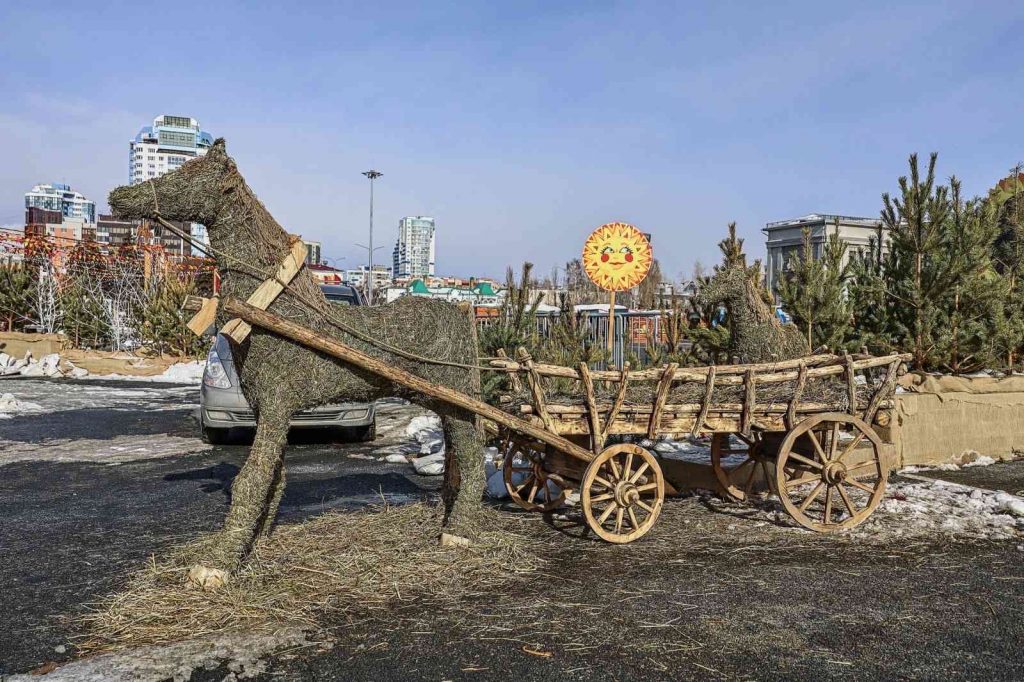 Арт-объекты из сена и инсталляции: как площадь Куйбышева подготовили к Масленице