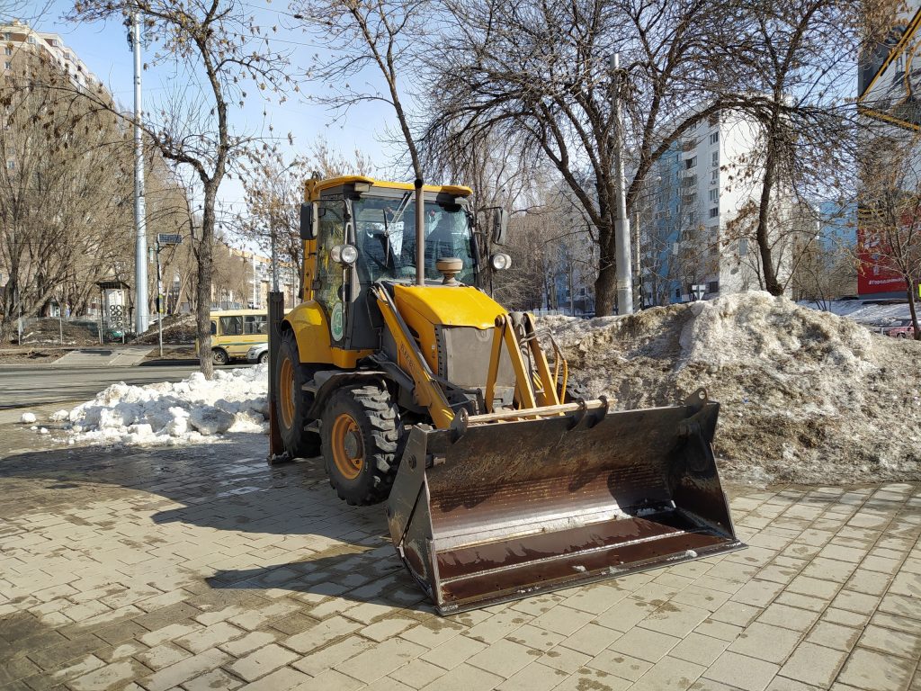 Крымскую площадь в Самаре приводят в порядок после зимы