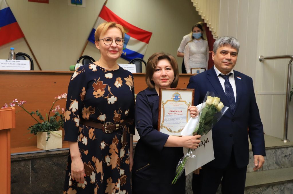 Глава Самары Елена Лапушкина наградила лучших работников ЖКХ
