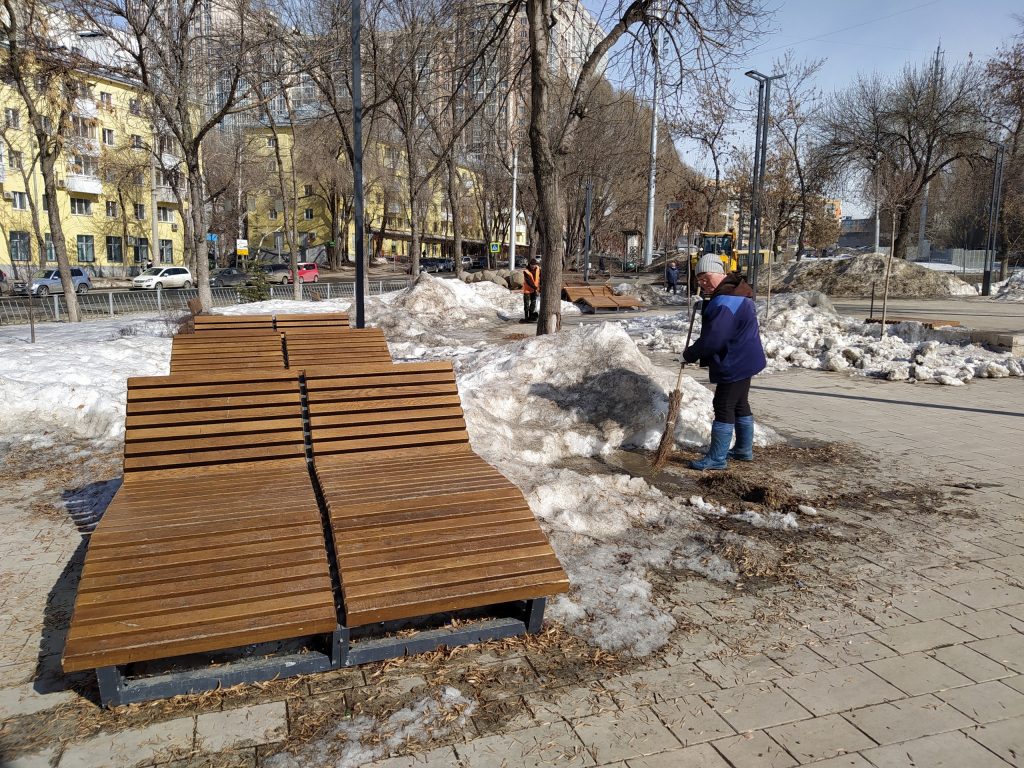 Крымскую площадь в Самаре приводят в порядок после зимы