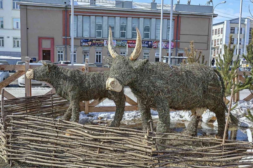 Арт-объекты из сена и инсталляции: как площадь Куйбышева подготовили к Масленице
