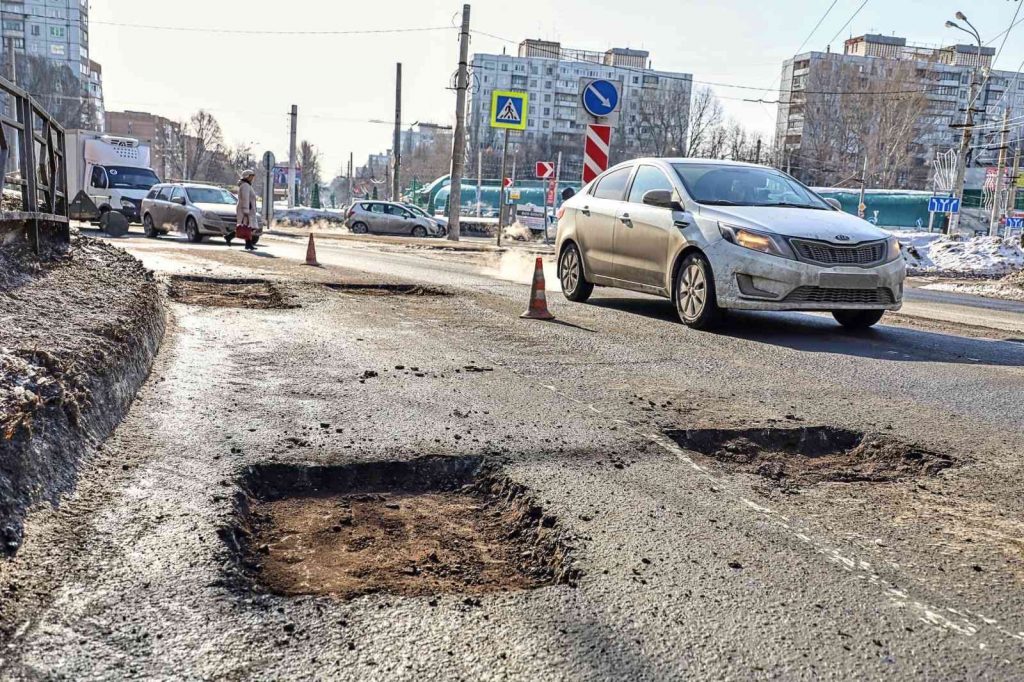В Самаре выполнили больше половины плана по ямочному ремонту дорог на март