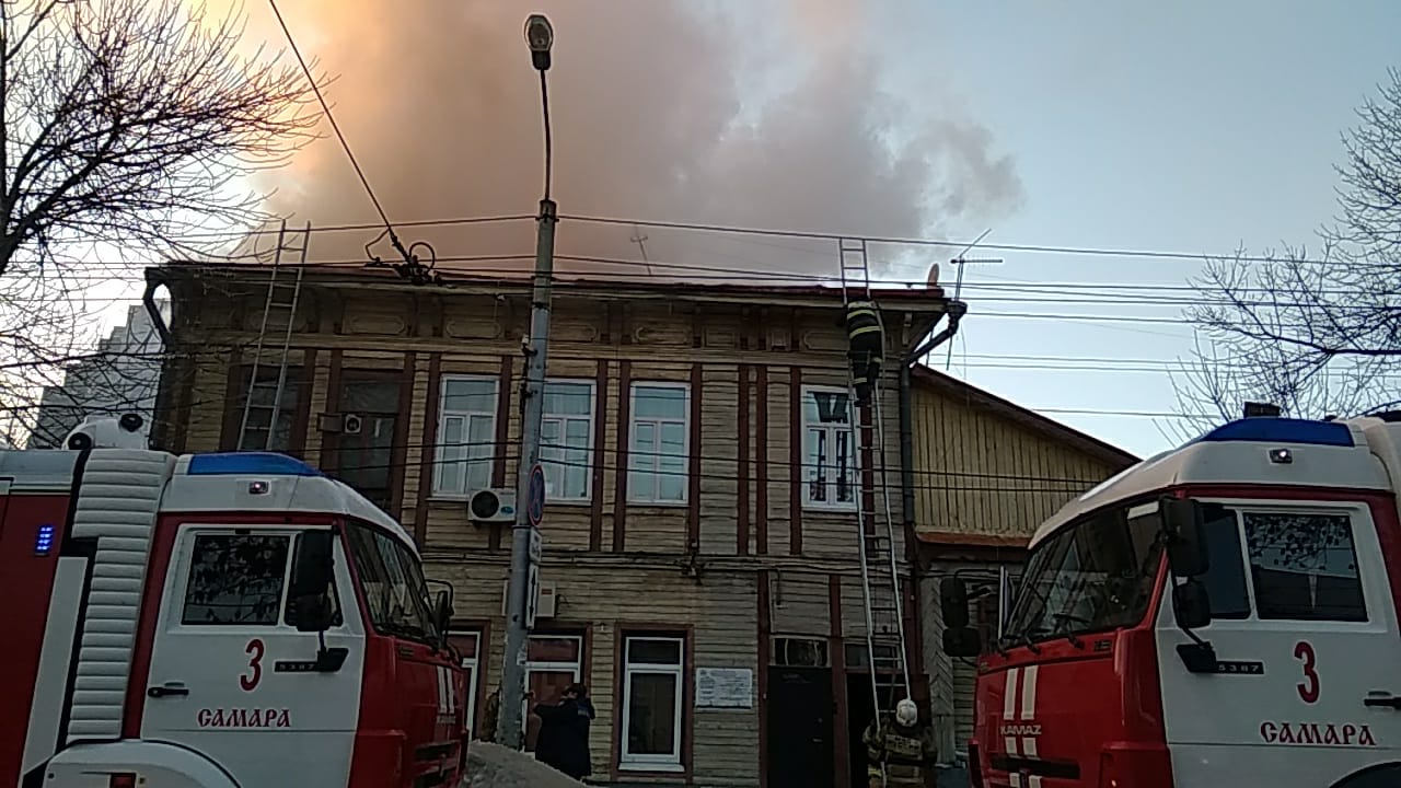 На улице Самарской горит жилой дом