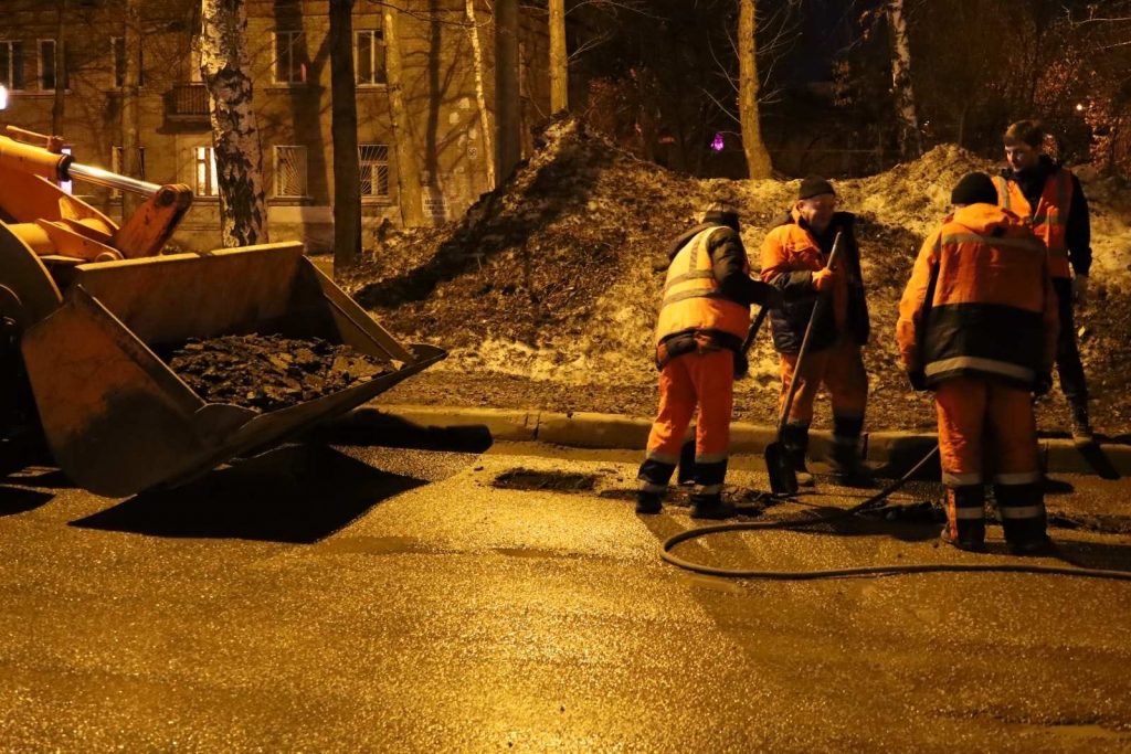 В Самаре дорожники проводят аварийно-ямочный ремонт улиц Камчатской, Вольской и Физкультурной