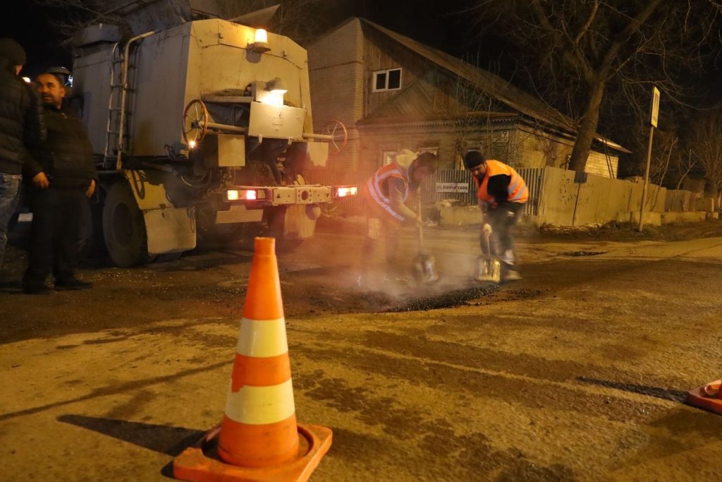 В Самаре дорожники проводят аварийно-ямочный ремонт улиц Камчатской, Вольской и Физкультурной
