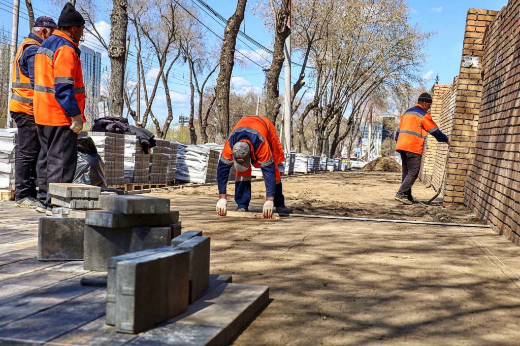На проспекте Масленникова начали ремонт тротуаров