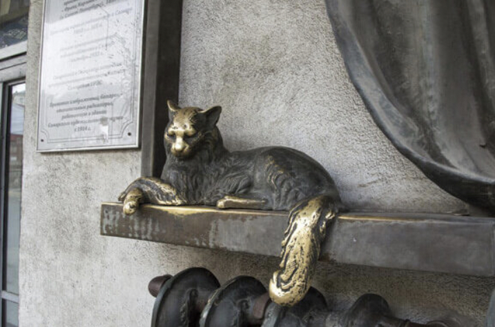 Памятник электрику, спасающему кота - достопримечательности Великого Новгорода