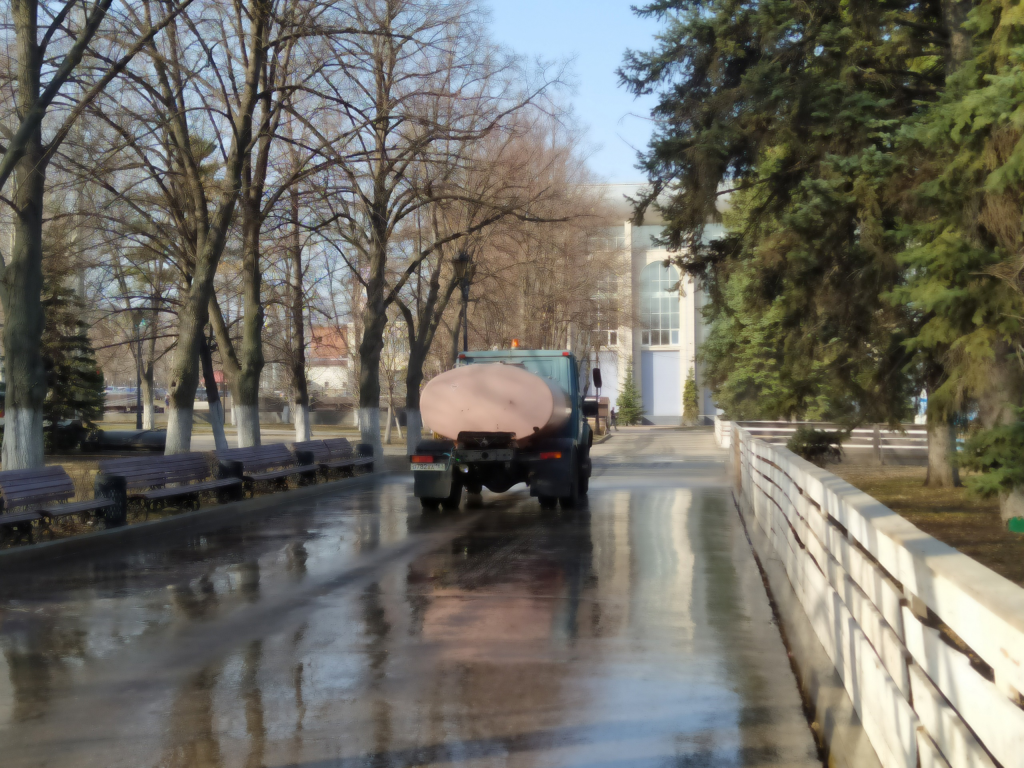 На набережной Самары начали мыть пешеходные дорожки