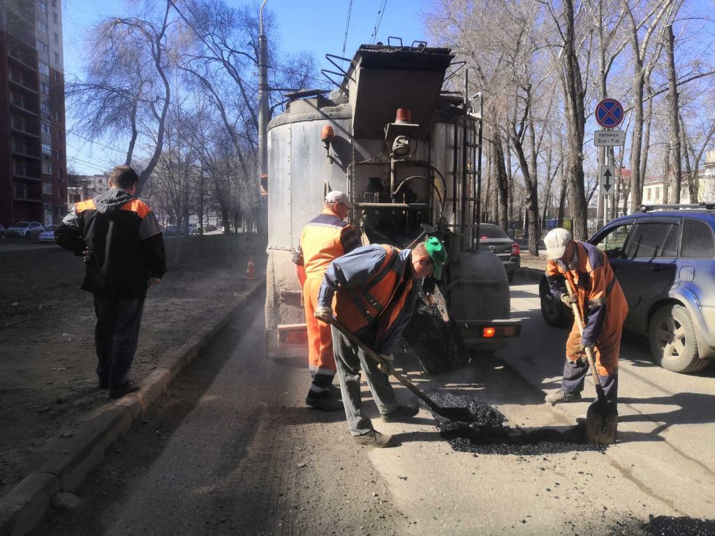 В Самаре за апрель отремонтировали более 12 тысяч квадратных метров дорог