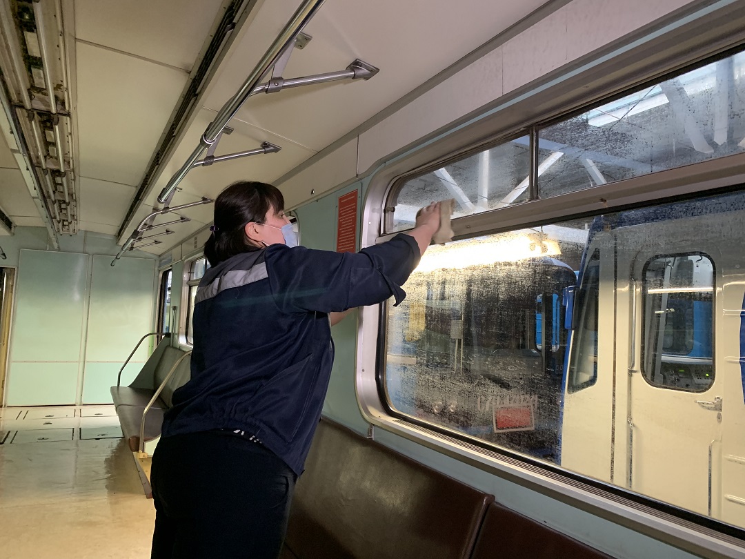 В самарском метро проводят «генеральную уборку» и дезинфекцию