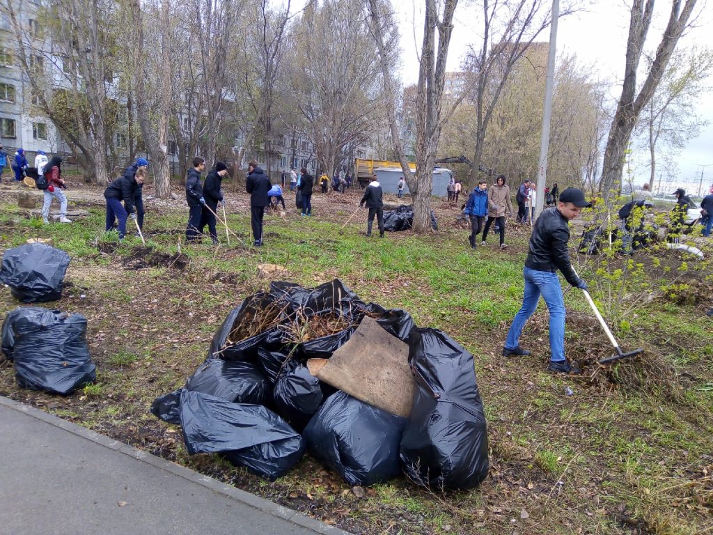 Сотрудники администрации Кировского района вместе с жителями привели в порядок территорию на улице Ташкентской