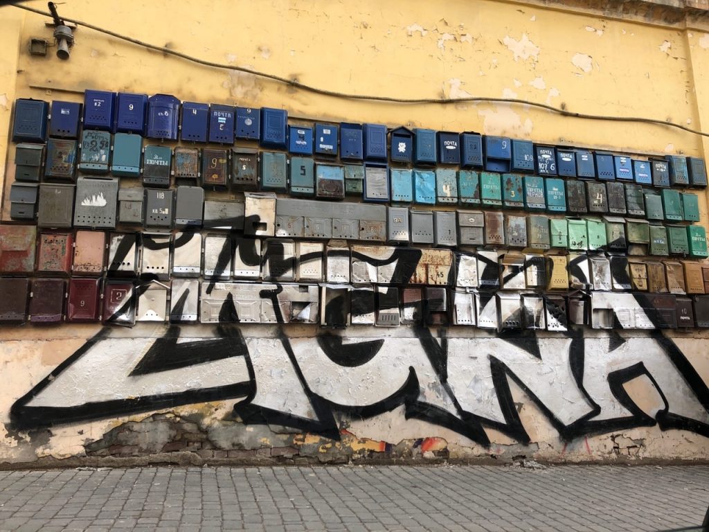 Арт-объект из почтовых ящиков на Ленинградской разрисовали вандалы