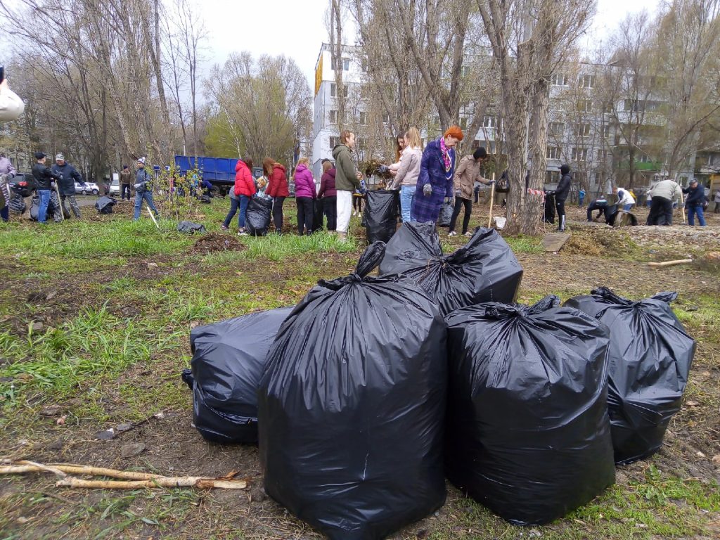 Сотрудники администрации Кировского района вместе с жителями привели в порядок территорию на улице Ташкентской