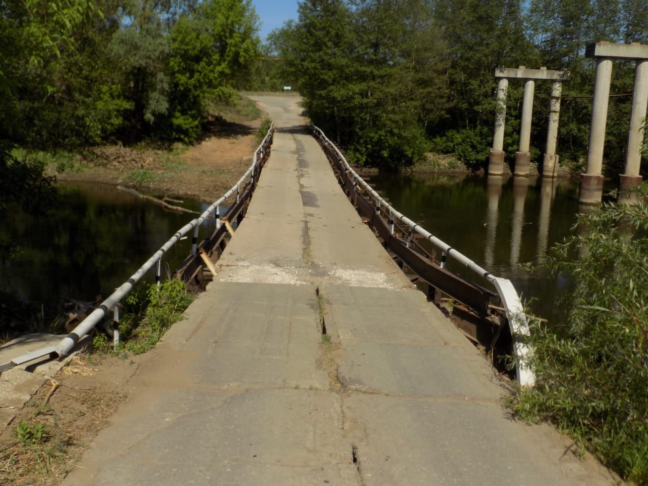 В Самарской области расчистили пролеты моста через реку Кондурчу