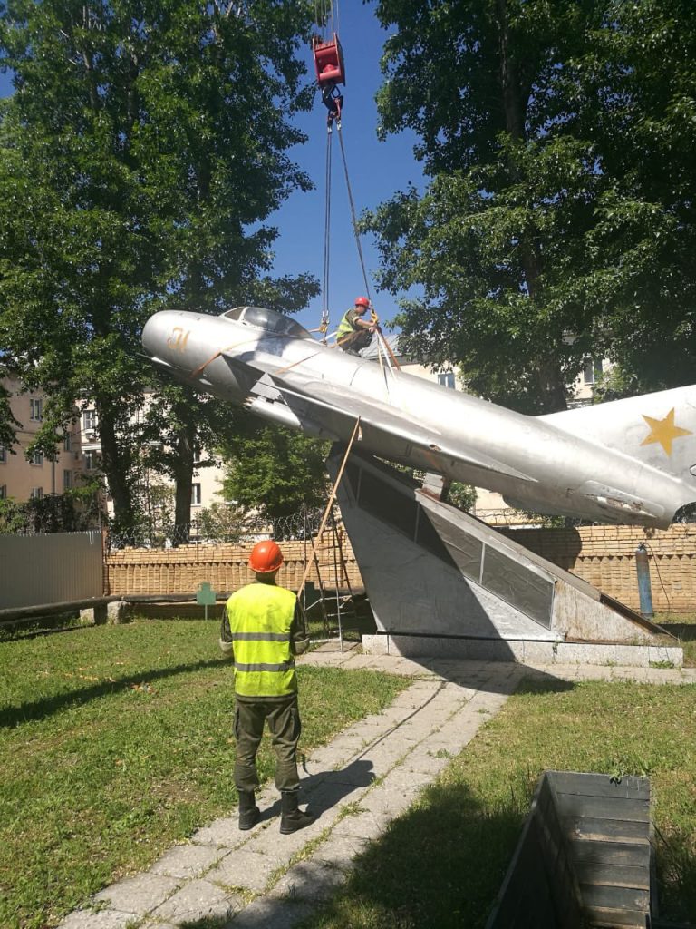 В Самаре начался демонтаж памятника самолету МиГ-17