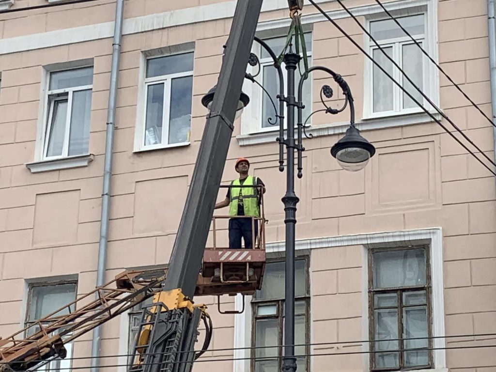 На улице Куйбышева в Самаре устанавливают новые фонари