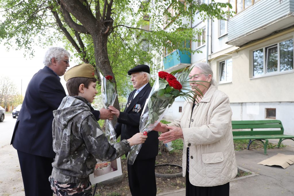 В Красноглинском районе участников Великой Отечественной войны поздравили песнями и кашей из полевой кухни