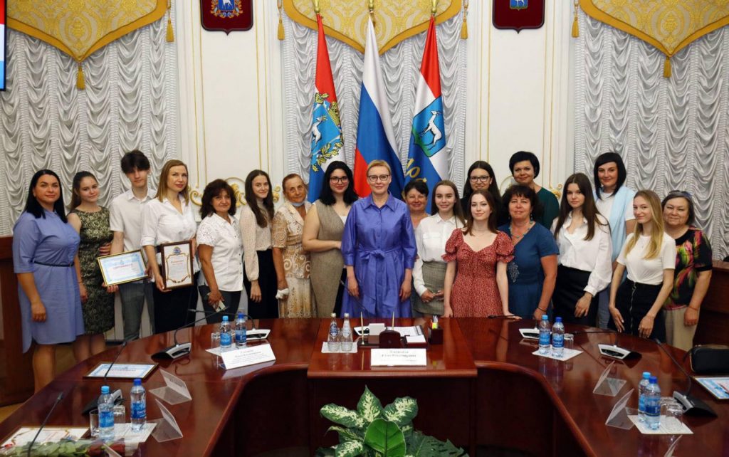 Самарские выпускники, оставшиеся без попечения родителей, получили денежные сертификаты