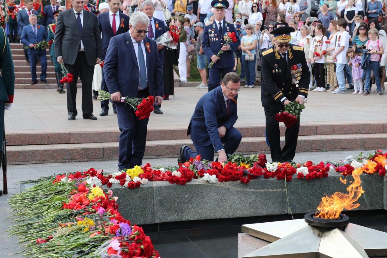 Дмитрий Азаров возложил цветы к горельефу «Скорбящей Матери-Родине» в память о ветеранах ВОВ