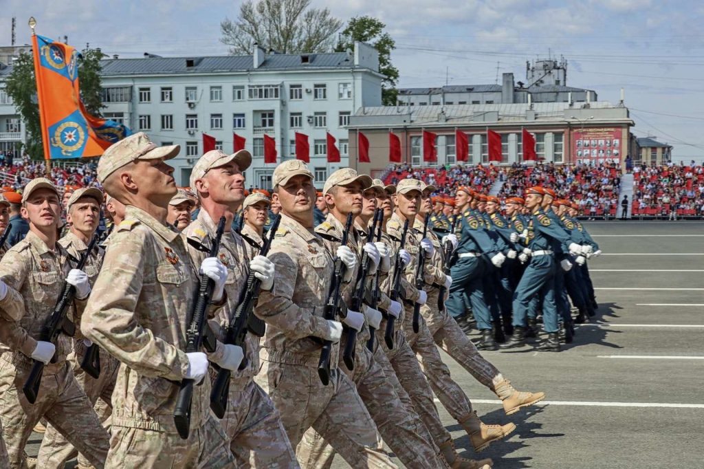 27 расчетов и 63 единицы военной техники: как прошел парад Победы на площади Куйбышева в Самаре