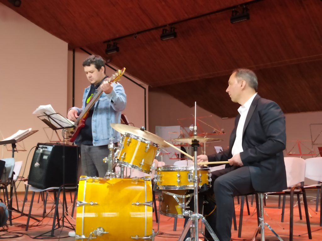 1 мая программу парковых выступлений открыли духовой оркестр и группа «Джаз-вояж»