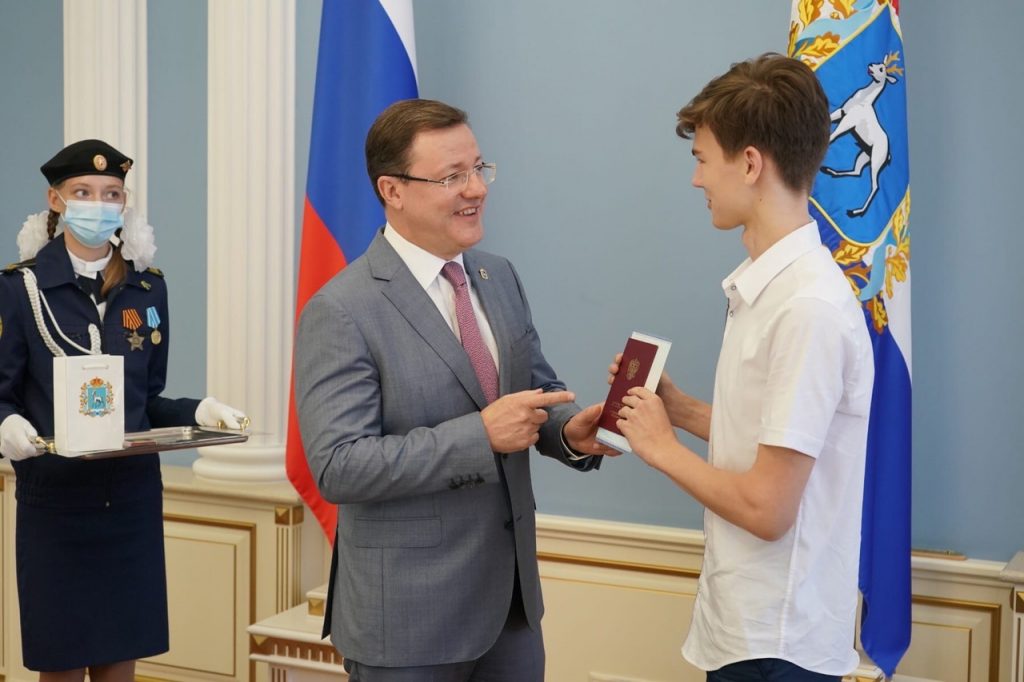 Дмитрий Азаров наградил отличившихся выпускников школ