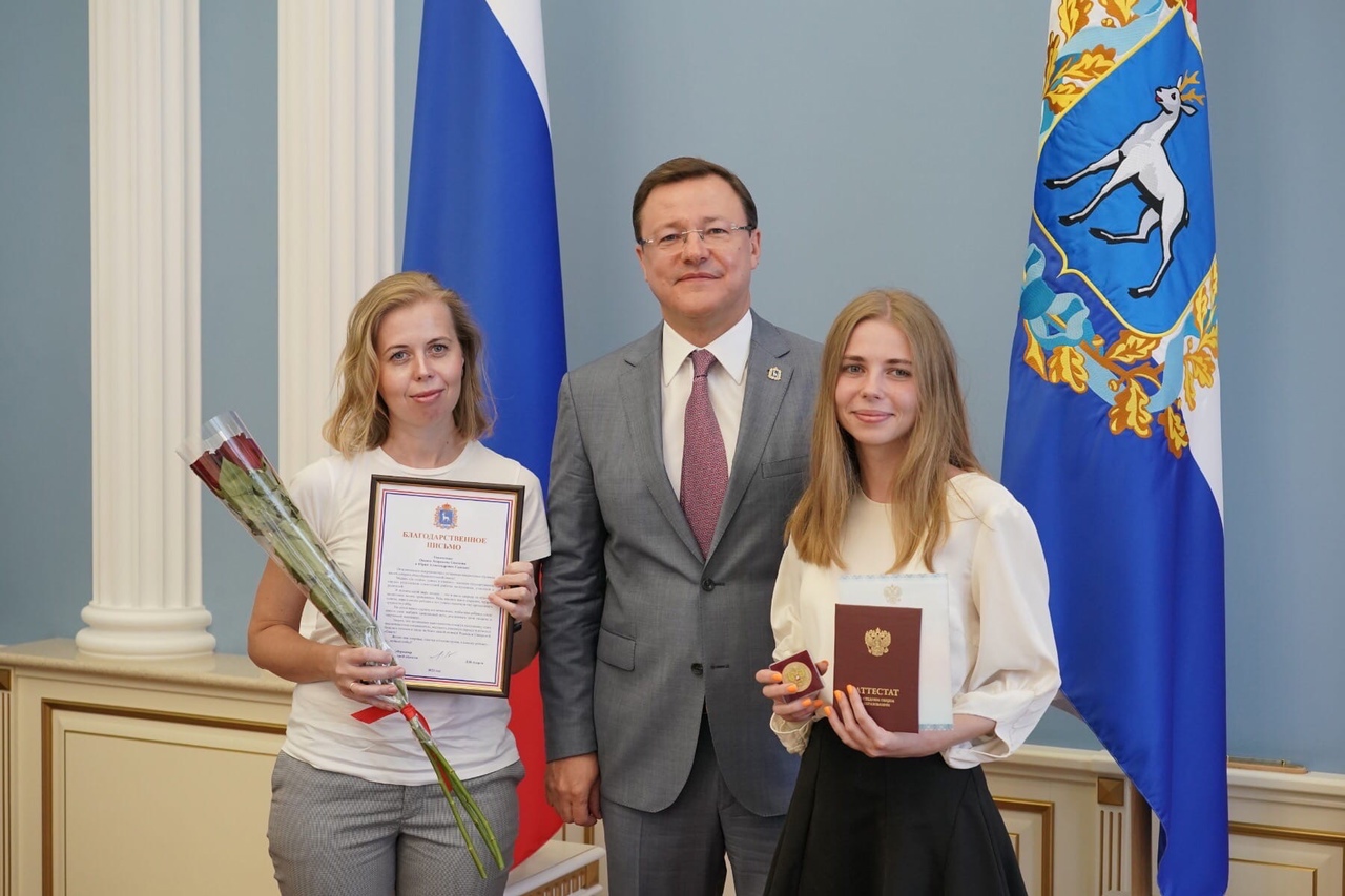 Дмитрий Азаров наградил отличившихся выпускников школ