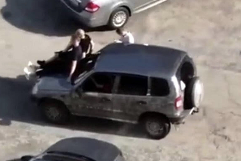 В Тольятти полицейские задержали водителя, который вез троих людей на капоте
