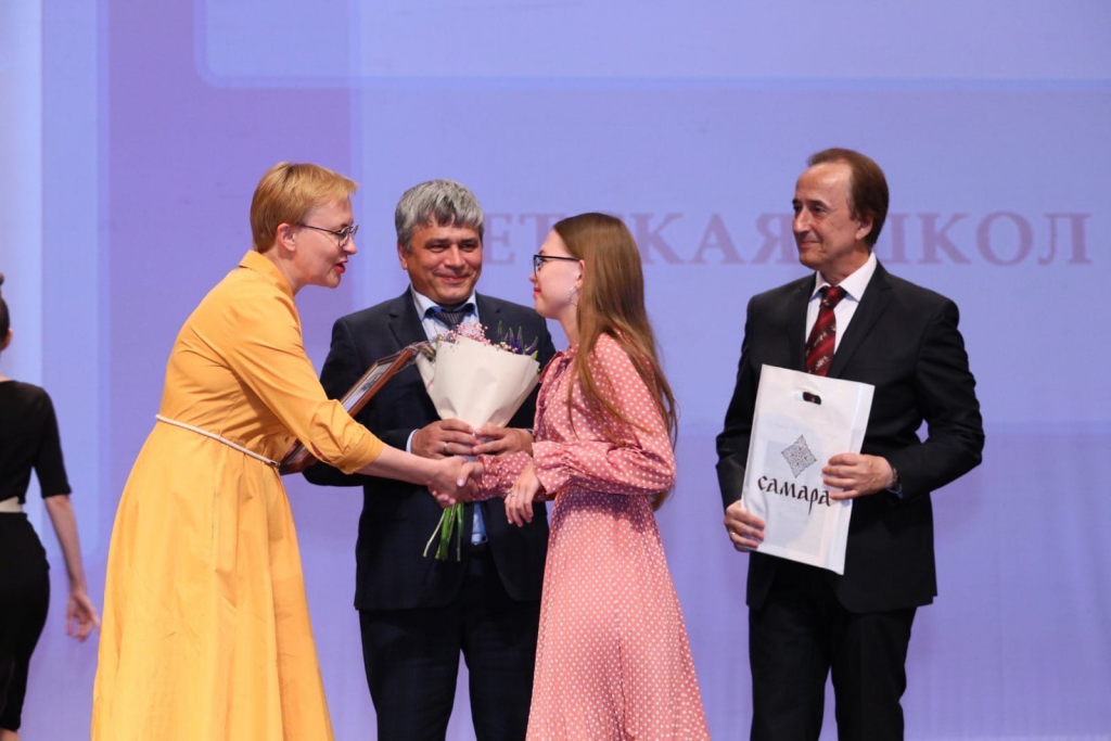 Елена Лапушкина вручила стипендии талантливым и одаренным детям Самары