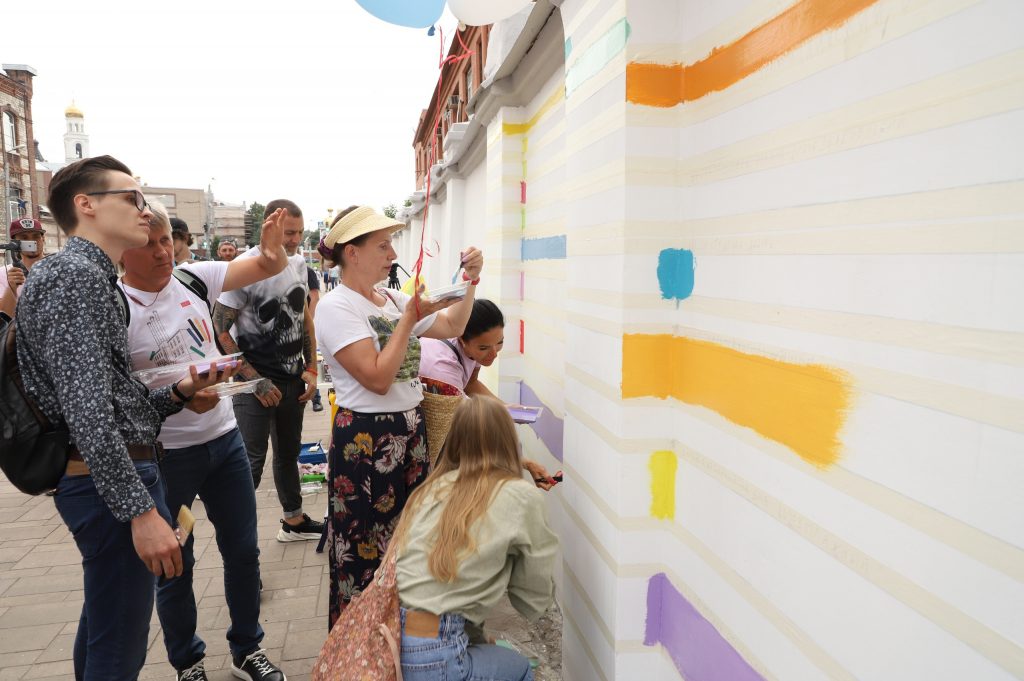 «Меняем облик города»: стрит-арт «Общее решение» появился на Волжском проспекте