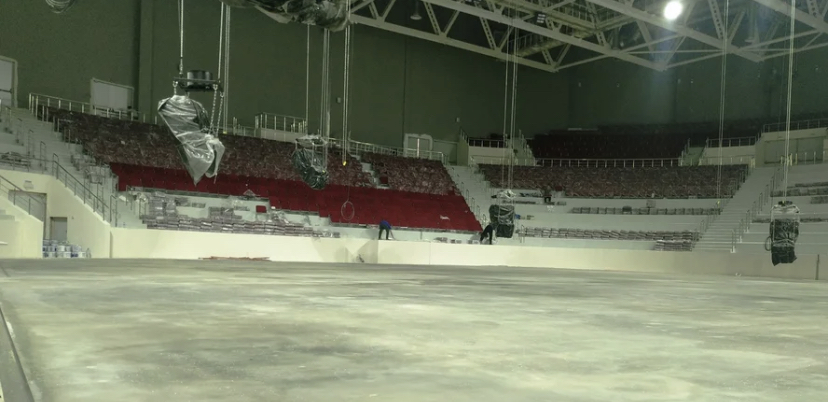 На главной арене Дворца спорта в Самаре начали намораживать лед