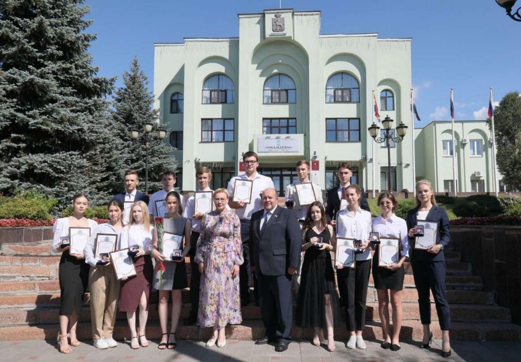 Елена Лапушкина поздравила выпускников-стобалльников
