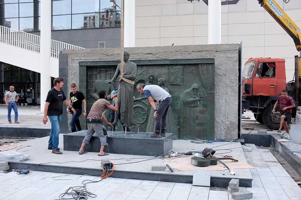 Памятник Владимиру Высоцкому вновь установили возле Дворца спорта в Самаре