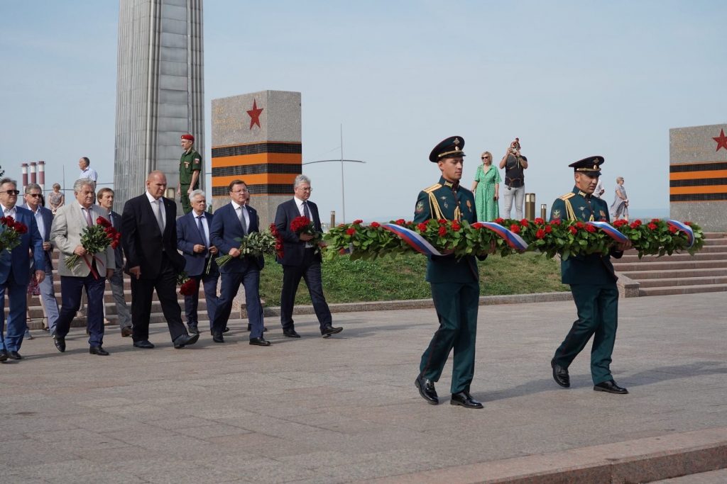 Дмитрий Азаров возложил цветы в честь годовщины победы советских войск в Курской битве