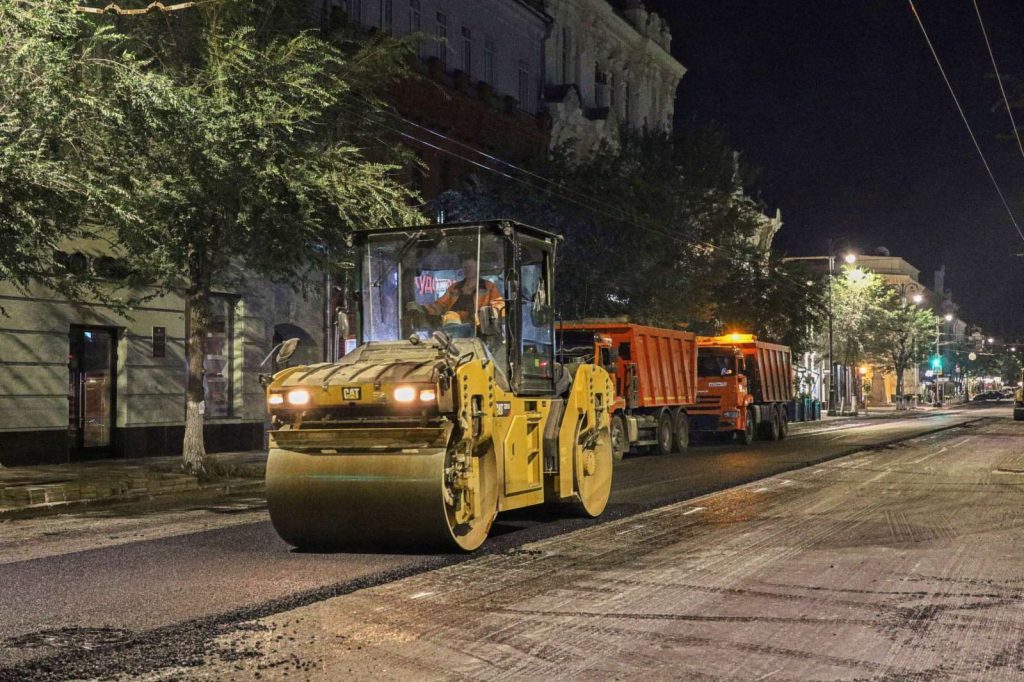 На ремонтируемой улице Куйбышева в Самаре начали укладывать верхний дорожный слой