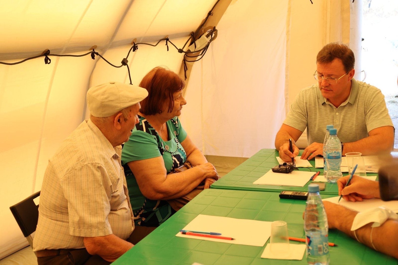 Дмитрий Азаров встретился с пострадавшими жителями сел в Борском районе
